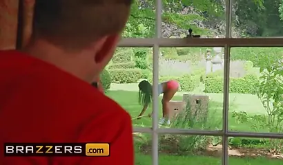 Ebony neighbor Kiki Minaj loves ass fucking on the couch