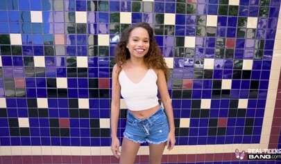 Güzel esmer Cecilia Lion tatlı vajinasından sertçe beceriliyor.