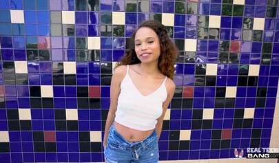 Güzel esmer Cecilia Lion tatlı vajinasından sertçe beceriliyor.