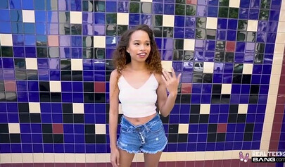 Güzel esmer Cecilia Lion tatlı vajinasından sertçe beceriliyor.