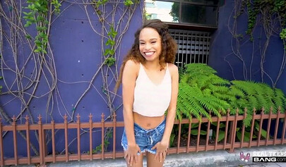 Güzel esmer Cecilia Lion tatlı vajinasından sertçe beceriliyor.