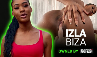 Uma morena gostosa está chupando um pau enorme e recebendo-o em sua buceta molhada.