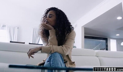 Scarlit Scandal is having fun with a delivery guy during a pandemic