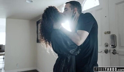 Scarlit Scandal is having fun with a delivery guy during a pandemic