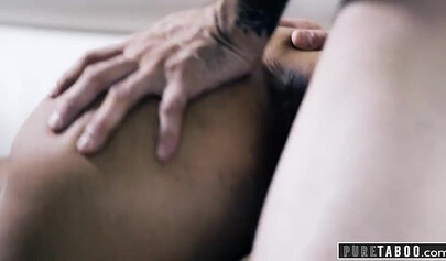 Scarlit Scandal is having fun with a delivery guy during a pandemic