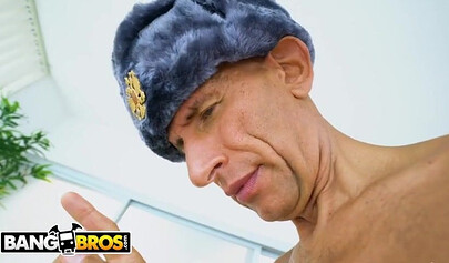 Black girl Kiki Star serves a Russian guy with a huge cock