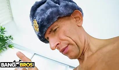 Black girl Kiki Star serves a Russian guy with a huge cock