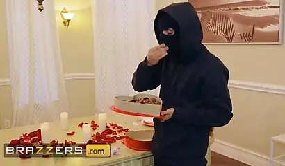 El intruso del día de San Valentín de Layton Benton