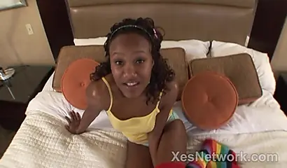 Первое порно 19-летней девушки от первого лица (Black Girl POV).