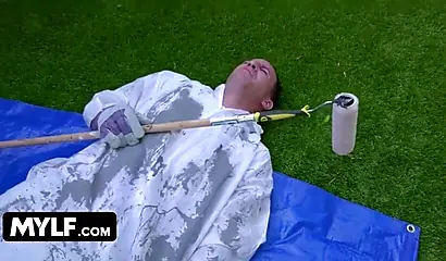 Misty Stone chevauche un gros coq blanc