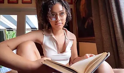 La hermanastra ratón de biblioteca intenta tener sexo