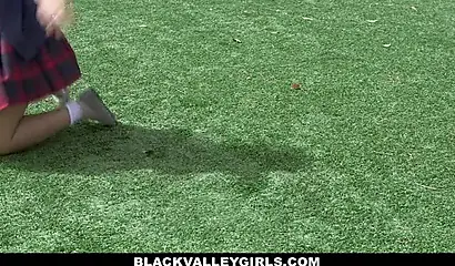 18-летние темнокожие девушки доминируют над миниатюрной девушкой