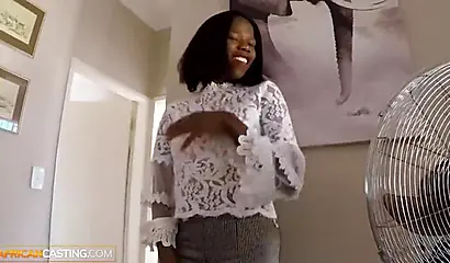 Темнокожая красотка была изнасилована огромным белым членом продюсера.