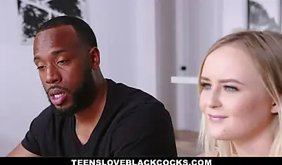 Zierliche Blondine verführt ihren BBC-Stiefonkel