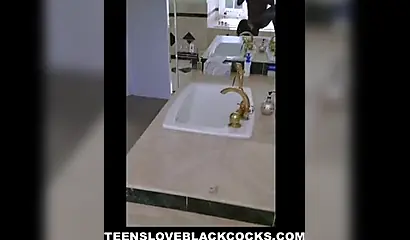 Una pequeña adolescente asiática conoce a un desconocido.