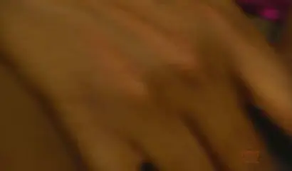 Goldie joue avec ses magnifiques seins et sa chatte