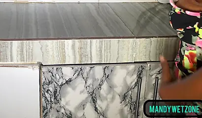 我的继父喜欢我们的厨房冒险