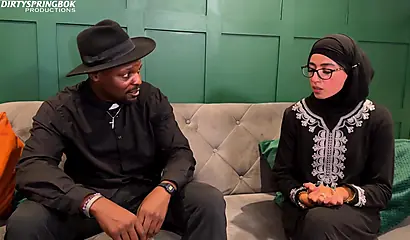 Aaliyah Yasin empfängt Dimitris heiligen Segen