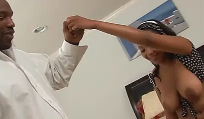 Nyomi Banxxx en un trío apasionado con un gran pene negro.