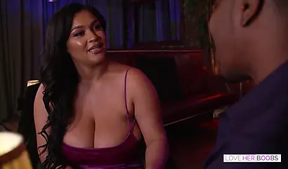 Ashlyn Peaks'in büyük göğüsleri halka açık bir yerde beceriliyor.