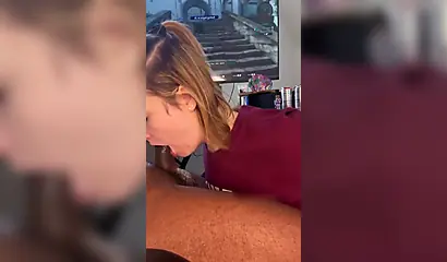 Genç Sarışın Kız Büyük Siyah Penise Karşı Aşırı Müstehcen Davranıyor