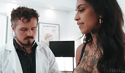 Ravyn Alexa holt sich eine zweite Meinung und einen gewaltigen Samenerguss