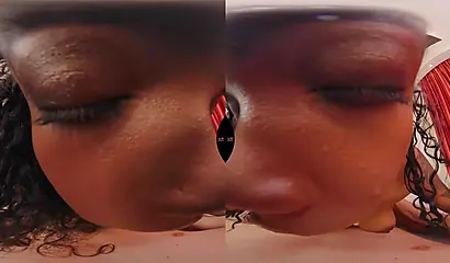 Barbie Rous lässt sich ihre großen Titten mit Sperma bedecken.