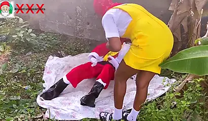 黒人美女がサンタのポールを屋外に持ち出す
