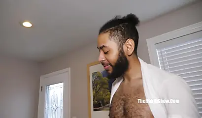 A jovem Ebony Lovemore recebe uma surra interracial de sexo anal.