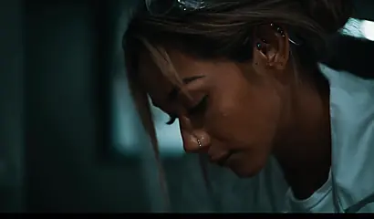 La diosa negra Zaawaadi eyacula sobre Veronica Leal.
