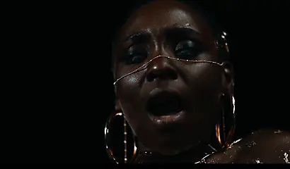 La diosa negra Zaawaadi eyacula sobre Veronica Leal.