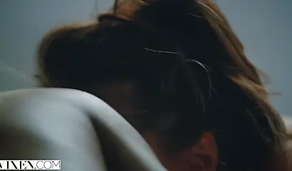 Tori Black e suas amigas se divertem muito na festa.