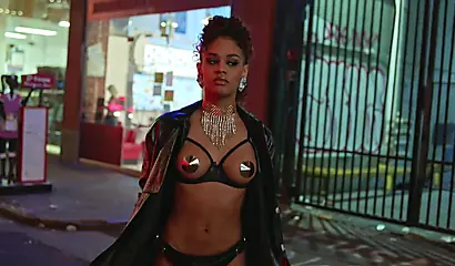 Alexis não consegue resistir ao corpo esguio de Hazel.