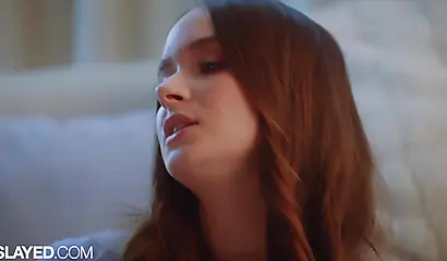 Alexis não consegue resistir ao corpo esguio de Hazel.